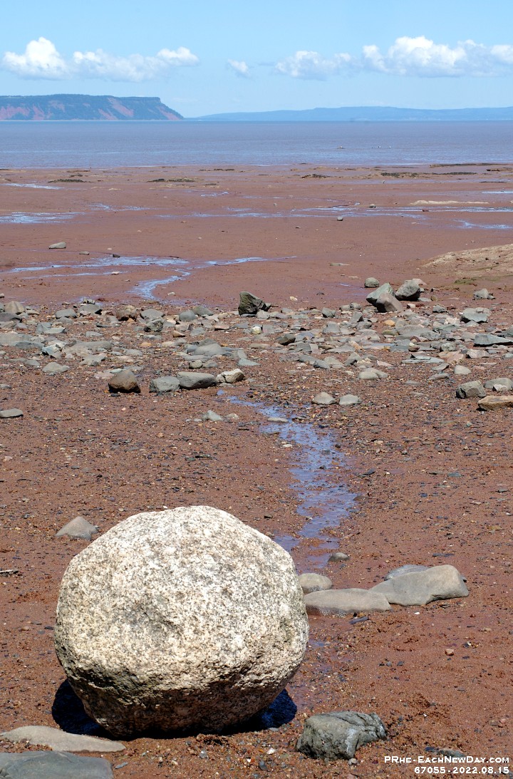 67055RoCrLe - The mud flats at Evangeline Beach at low tide, Grand Pré, NS